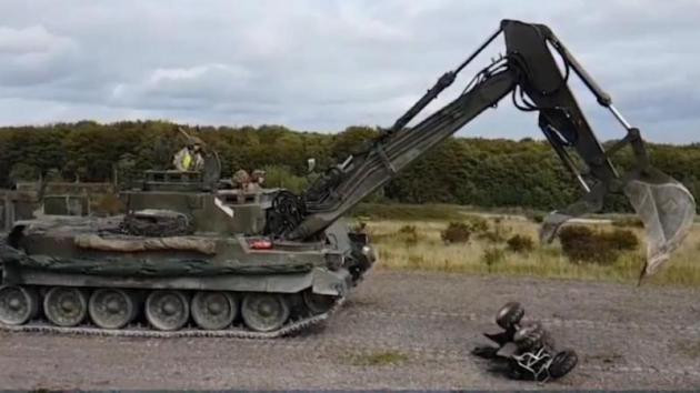 Έτσι χειρίζεται ο Βρετανικός Στρατός όσους εισέρχονται παράνομα σε πεδίο ασκήσεων (βίντεο)